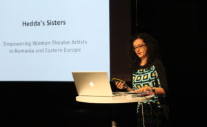 Prezentând proiectul Surorile Heddei la Conferința Ibsen de la Skien, Norvegia (septembrie 2014)